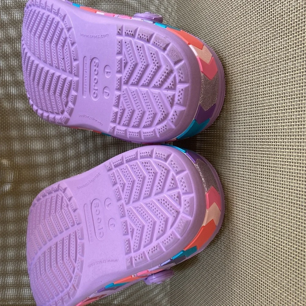 NWT CROCS (Sz-GS Kids/J1-2)Super Cute Purple Sandals w/Colorful Border Accent💜🩷